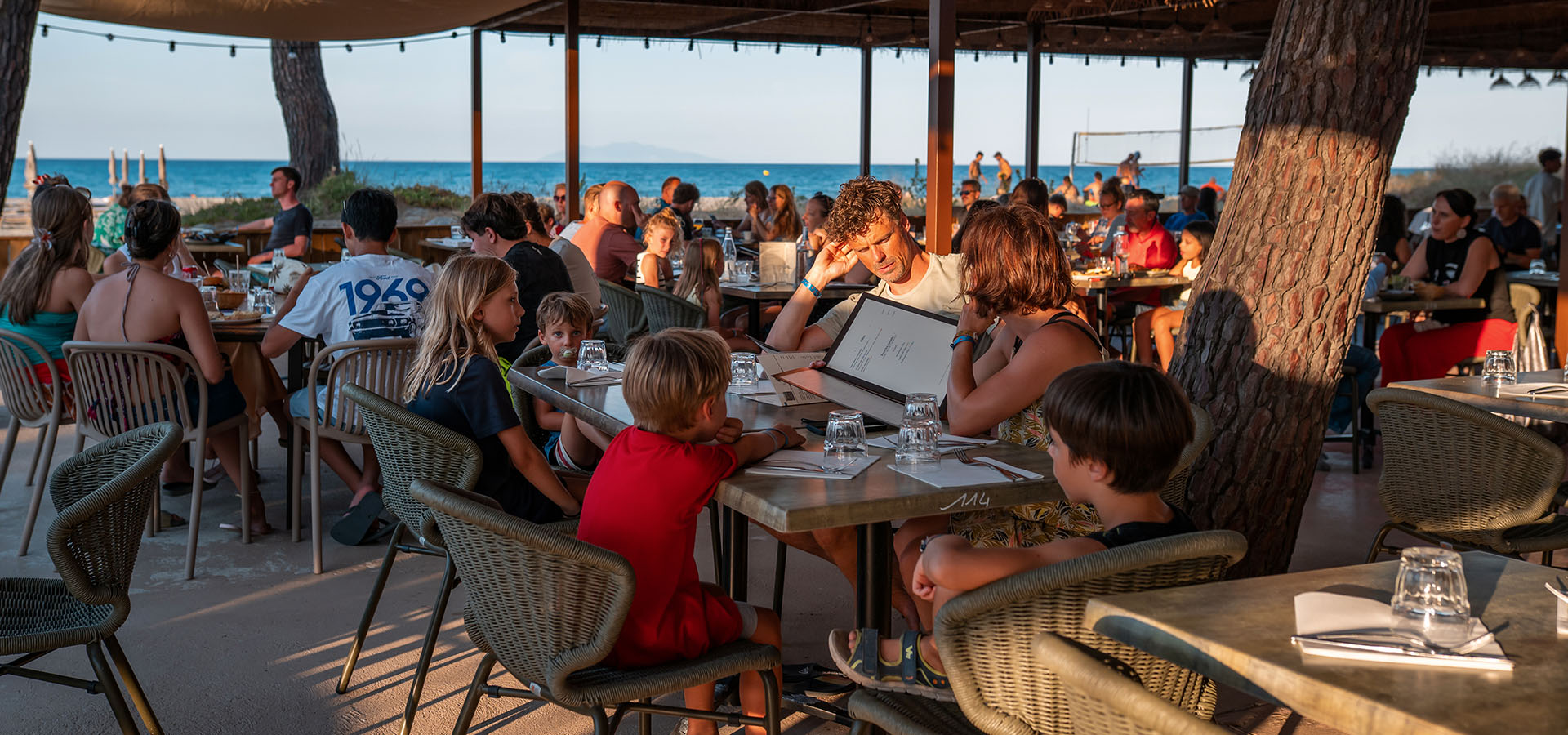 Camping san damiano restaurant la pagode vue generale de la terrasse